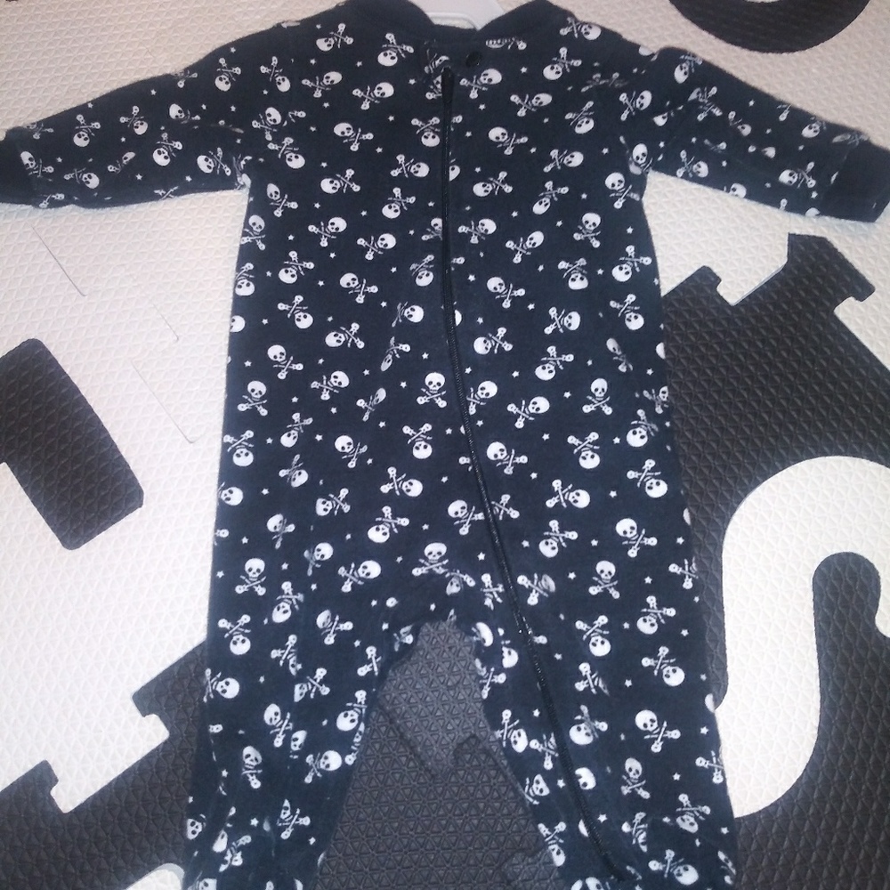 Skull and cross bone footies